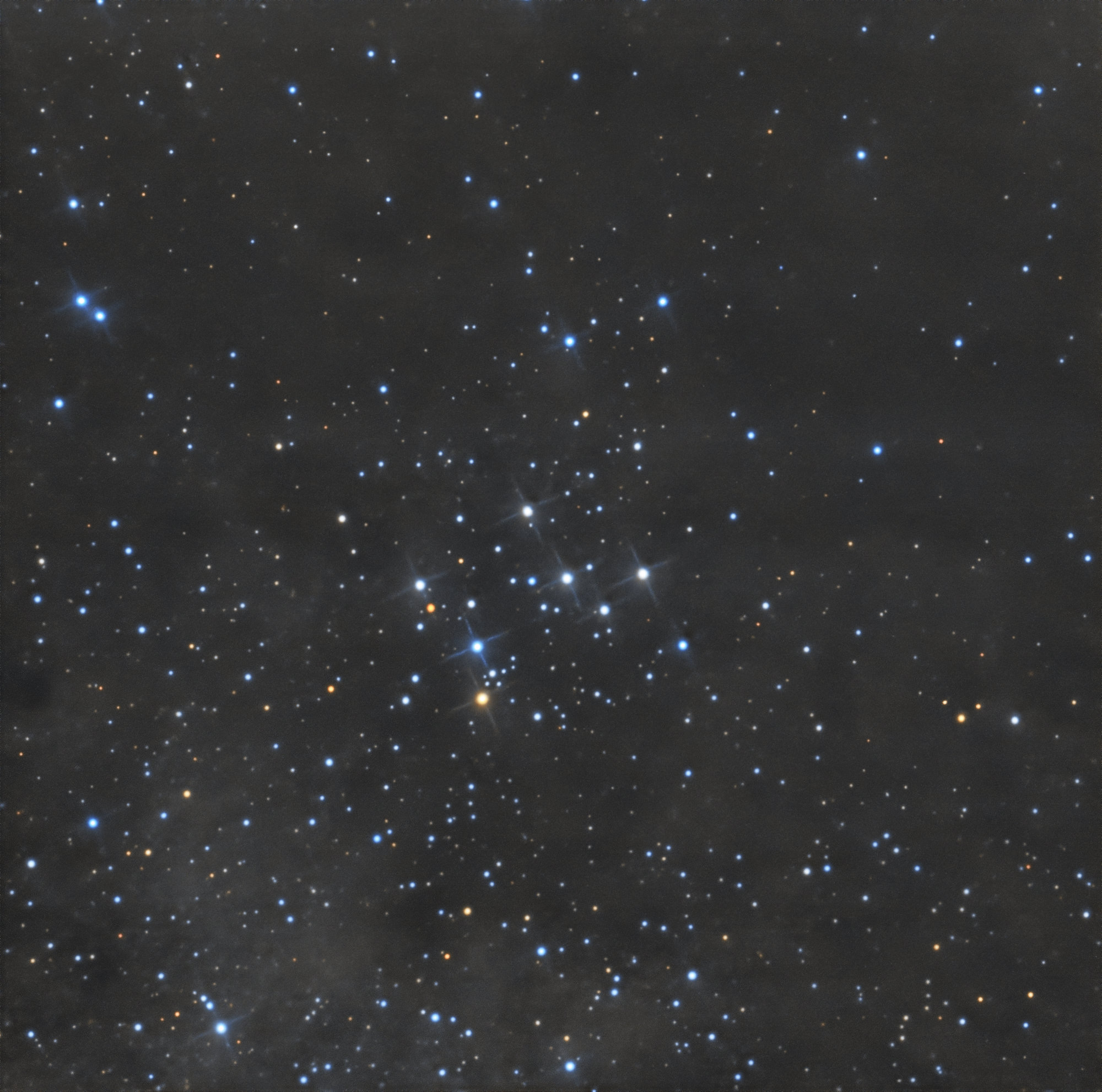 Messier 29 ist ein heller offener Sternhaufen mit einer Winkelausdehnung von 7' in der Mitte des Sternbildes Schwan.